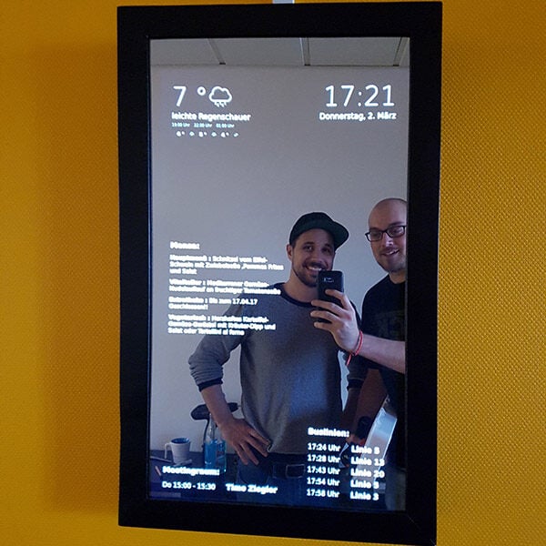 Smart Mirror an der Wand