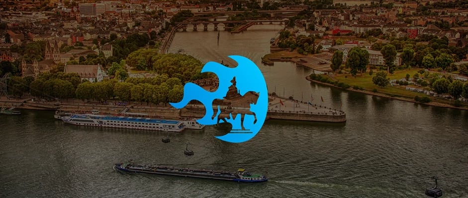 foto vom Deutschen Eck in Koblenz bei Sonnenuntergang mit Reiter Symbol in der Mitte