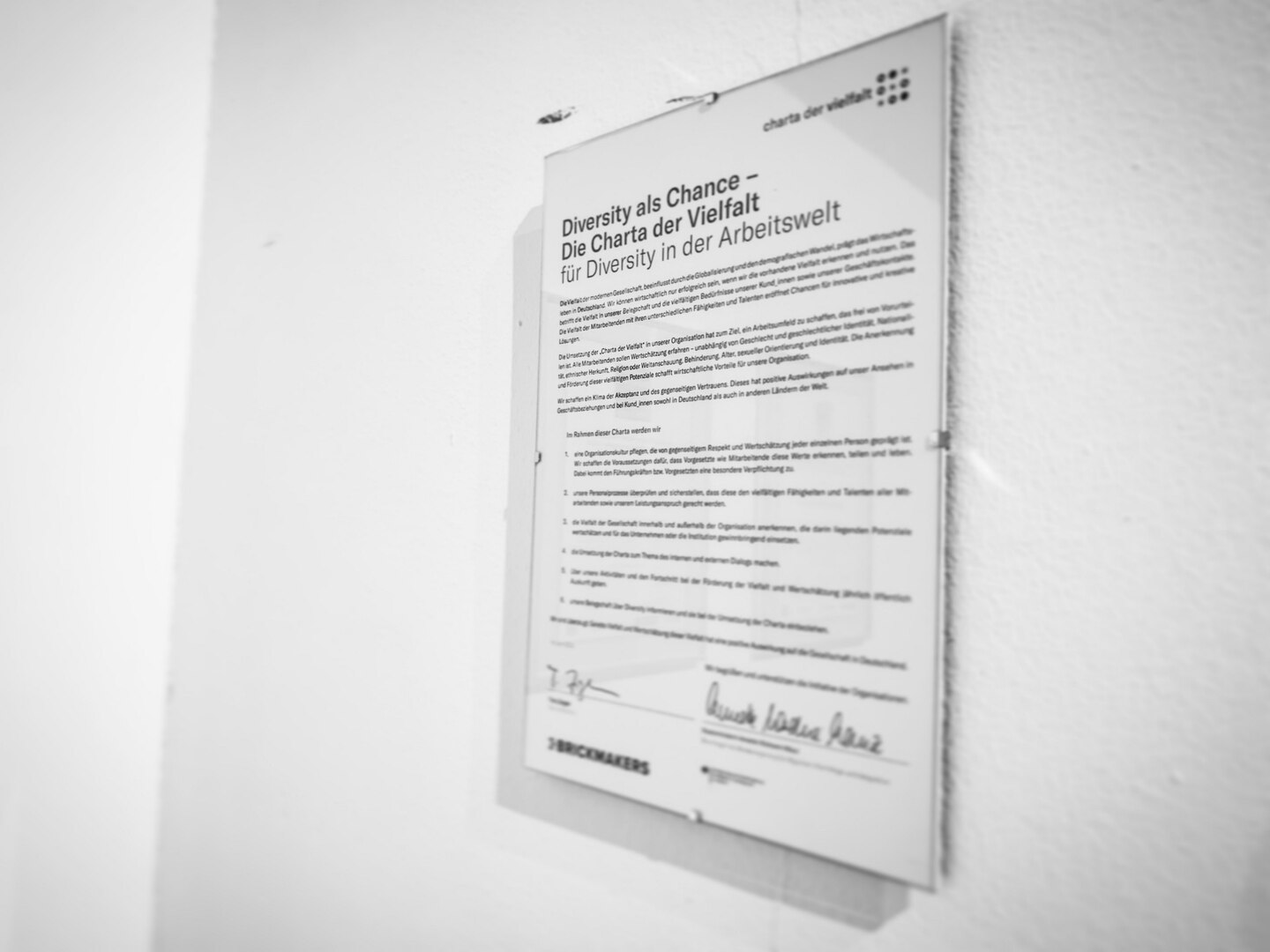 Bild an der Wand, unterzeichnete Charta der Vielfalt