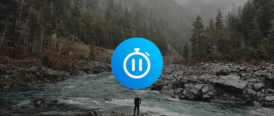 Großer Fluss im Wald mit Wanderer und Timeout Symbol in der Mitte