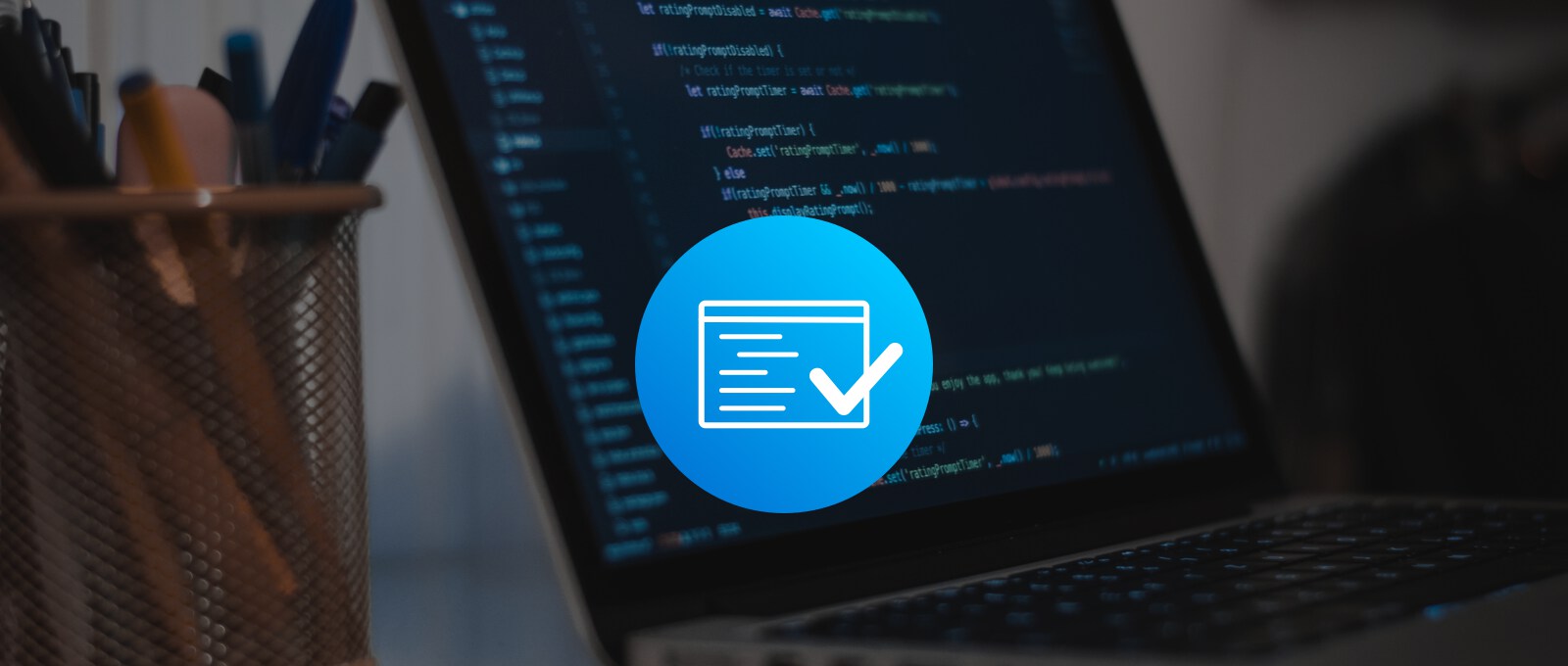 Laptop mit Coding Programm und Unit Test