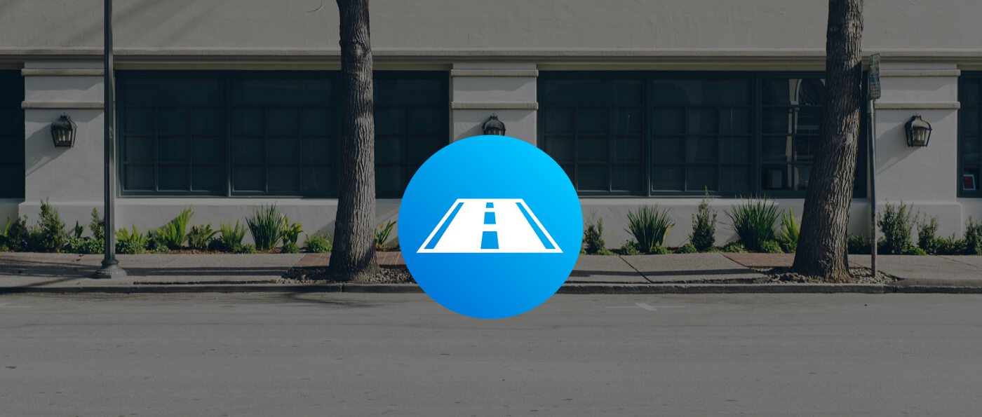 Bild von einer Straße mit Straßenicon in der Mitte