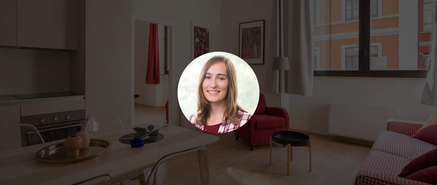 Junge Frau mit dunkelblonden langen Haaren 