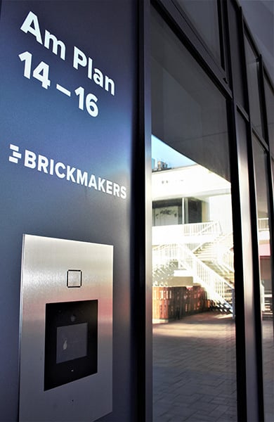 BRICKMAKERS Logo über Türklingel