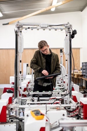 Mensch automatisiert Prozess mit Technologie, Automation 