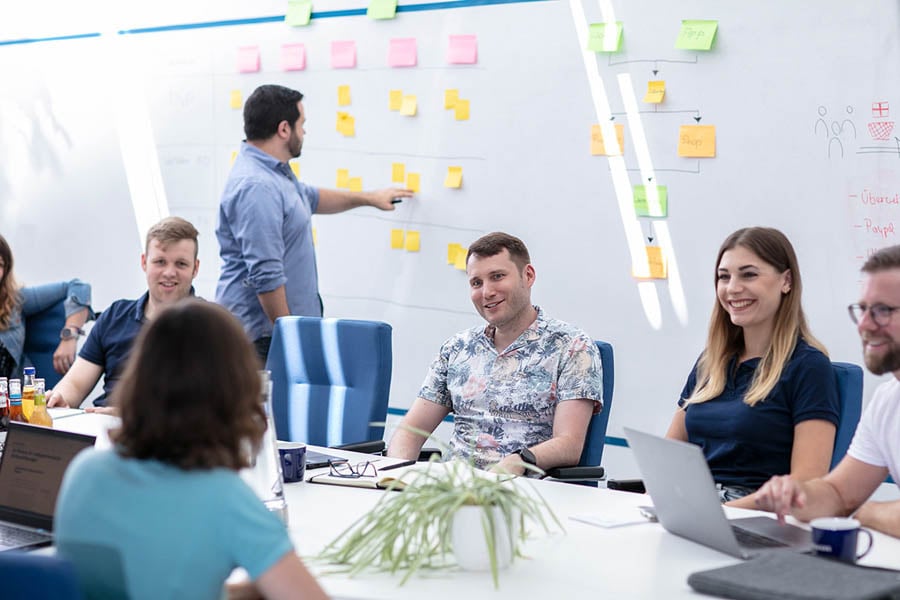 BRICKMAKERS Team im Konferenzraum 