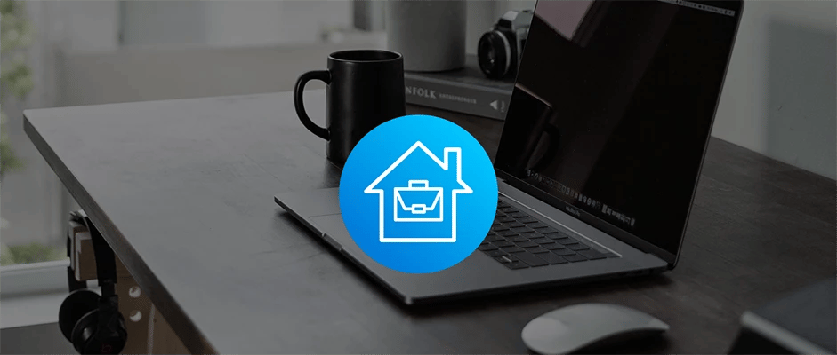 Schreibtisch mit Maus, Laptop und Tasse mit Haussymbol in der Mitte 