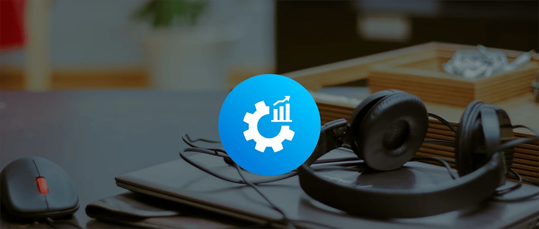 Foto mit Kopfhörern und Brille auf einem Schreibtisch mit Zahnradsymbol in der Mitte