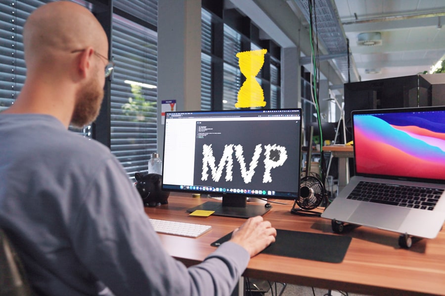 Computer mit Schrift Minimum Viable Product 